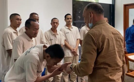 Wakil Bupati Natuna Rodhial Huda bersalaman dengan 8 Nelayan Asal Natuna yang di vonis bebas oleh pihak otoritas Malaysia karena tidak ditemukannya bukti yang kuat tentang pelanggaran batas wilayah saat melaut, Kamis (18/7/2024). Matapedia6.com/Diskominfo