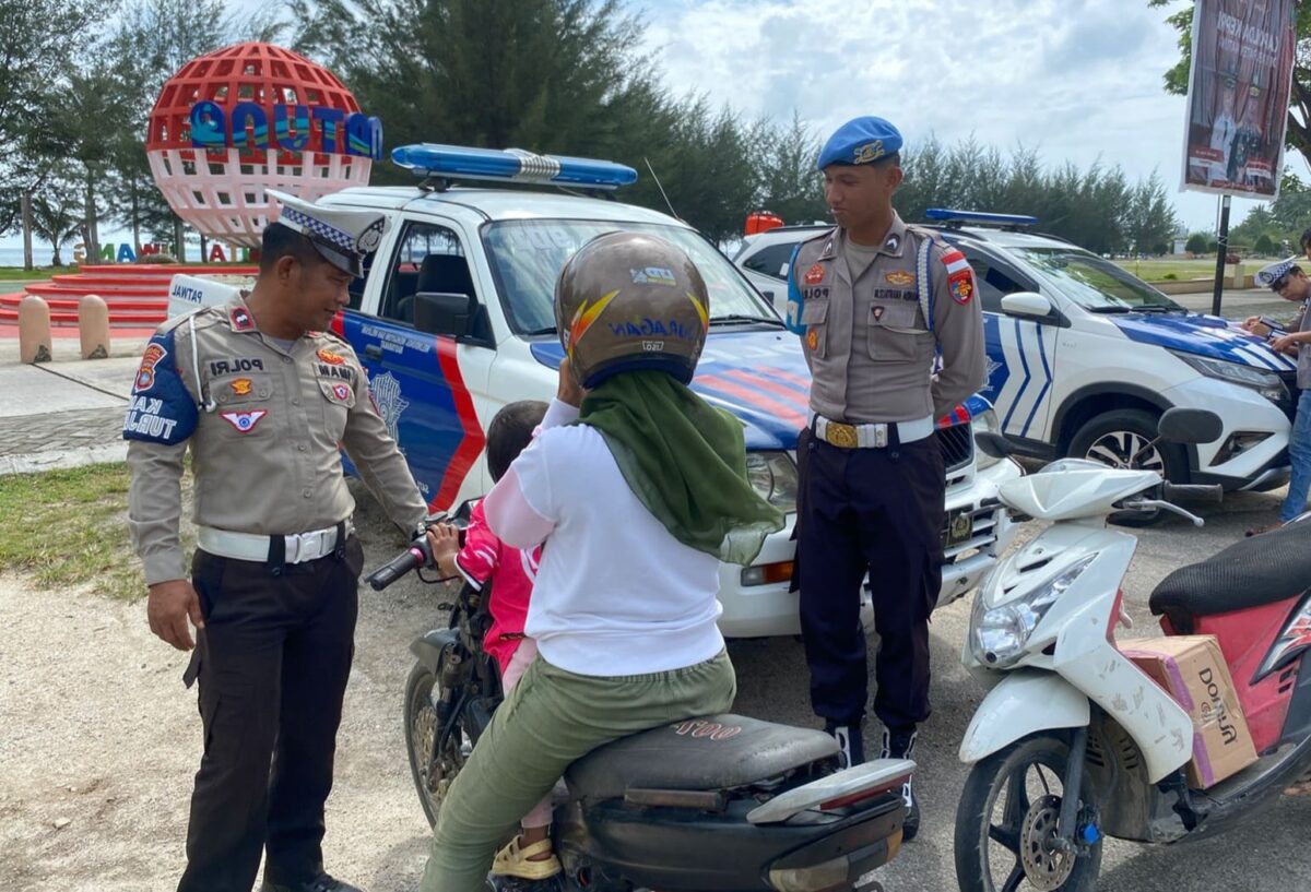 Satlantas Polres Bintan sedang memberikan edukasi kepada pengendara yang terjadinya razia seligi 2024, Senin (22/7/2024). Matapedia6.com/ Dok Lantas