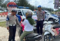 Satlantas Polres Bintan sedang memberikan edukasi kepada pengendara yang terjadinya razia seligi 2024, Senin (22/7/2024). Matapedia6.com/ Dok Lantas