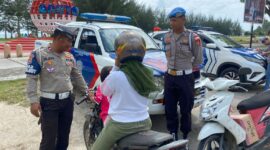Satlantas Polres Bintan sedang memberikan edukasi kepada pengendara yang terjadinya razia seligi 2024, Senin (22/7/2024). Matapedia6.com/ Dok Lantas