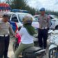 Satlantas Polres Bintan sedang memberikan edukasi kepada pengendara yang terjadinya razia seligi 2024, Senin (22/7/2024). Matapedia6.com/ Dok Lantas