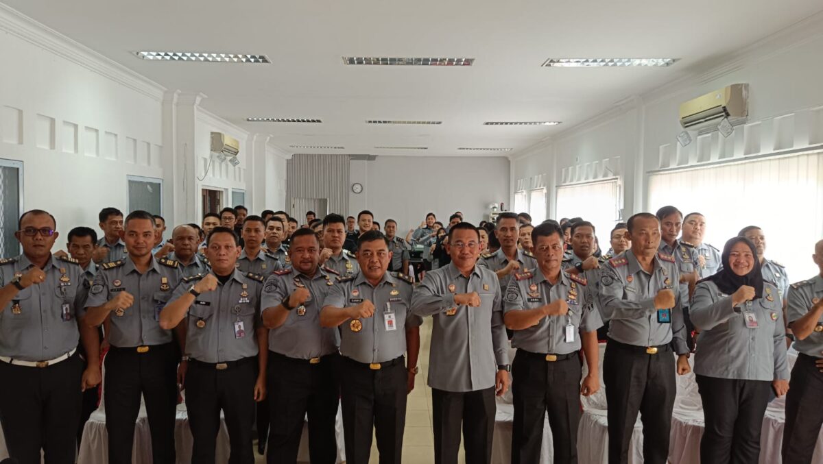 Direktur Pengamanan dan Intelijen Direktorat Jendral Pemasyarakatan Brigjen Pol Teguh Yuswardhie tengah di Lapas Batam, Senin (22/7). Foto:Istimewa