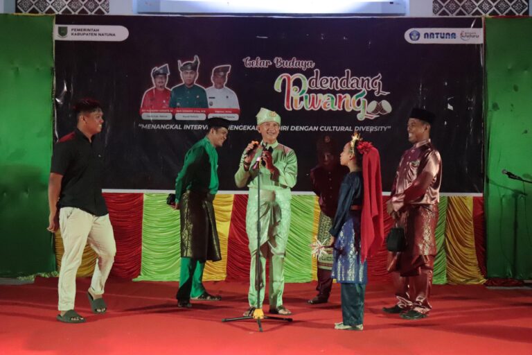 Wakil Bupati Natuna Rodhial Huda saat memberikan kata sambutan pada malam pagelaran Budaya Dendang Piwang di Kecamatan Suak Midai, Senin (22/7/2024).Matapedia6.com/Diskominfo