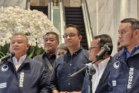 Elite partai NasDem Hermawi Taslim dan Willy Aditya dampingi Anies Rasyid Baswedan pada konferensi pers usai menerima dukungan calon gubernur dari NasDem di Lobi utama NasDem tower Jakarta, Senin (22/7/2024) sore. Matapedia6.com/ Istimewa