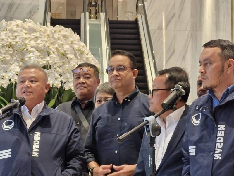 Elite partai NasDem Hermawi Taslim dan Willy Aditya dampingi Anies Rasyid Baswedan pada konferensi pers usai menerima dukungan calon gubernur dari NasDem di Lobi utama NasDem tower Jakarta, Senin (22/7/2024) sore. Matapedia6.com/ Istimewa