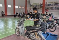 Sejumlah warga binaan Lapas Kelas IIA Batam tengah mengecek kendaraan. Foto:Istimewa