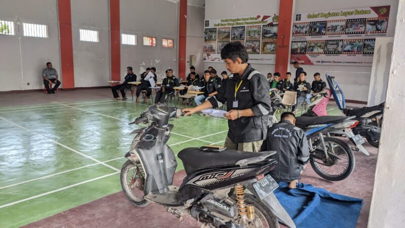 Sejumlah warga binaan Lapas Kelas IIA Batam tengah mengecek kendaraan. Foto:Istimewa