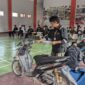 Sejumlah warga binaan Lapas Kelas IIA Batam tengah mengecek kendaraan. Foto:Istimewa