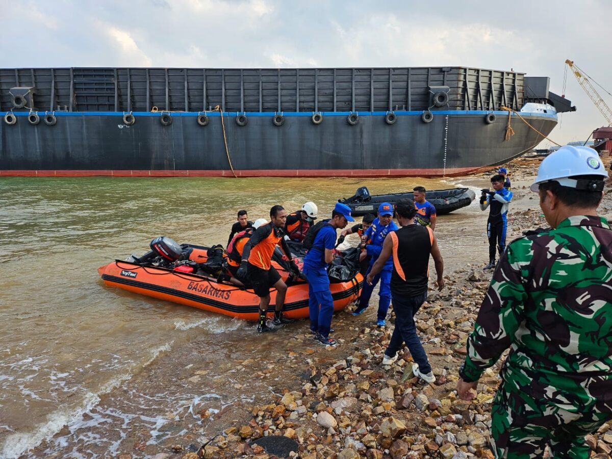 Tim SAR gabungan temukan jasad pekerja yang jatuh ke laut di Batam. Foto:Dok/Basarnas
