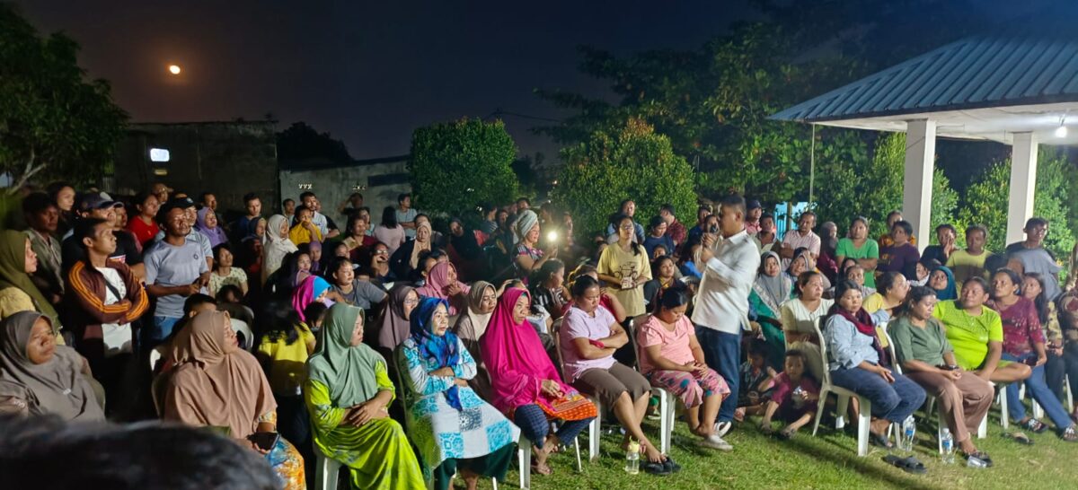 Direktur ABH saat bersama warga Sei Lekop, Rabu (24/7). Foto:rega/matapedia