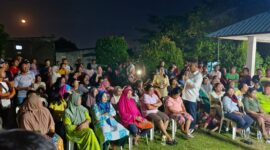 Direktur ABH saat bersama warga Sei Lekop, Rabu (24/7). Foto:rega/matapedia