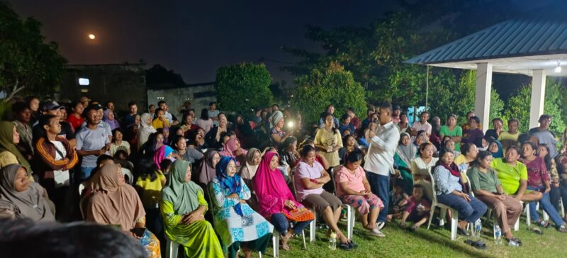 Direktur ABH saat bersama warga Sei Lekop, Rabu (24/7). Foto:rega/matapedia