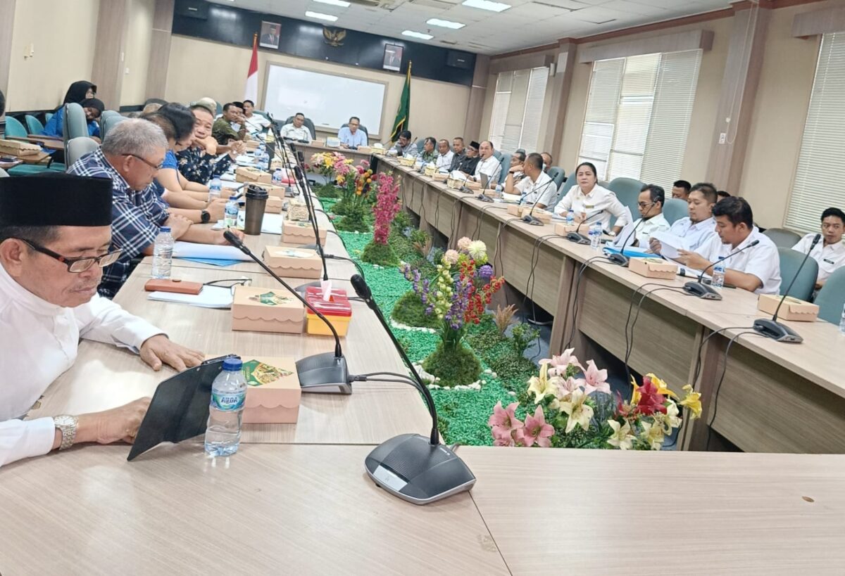 Tim Pansus DPRD Kota Batam menggelar rapat pembahasan Ranperda Penyelenggaraan Pemakaman, di ruang rapat serbaguna DPRD Kota Batam, Rabu (24/7/2024).Matapedia6.com/Luci