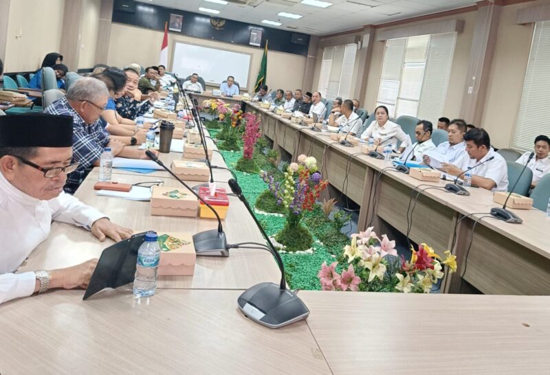 Tim Pansus DPRD Kota Batam menggelar rapat pembahasan Ranperda Penyelenggaraan Pemakaman, di ruang rapat serbaguna DPRD Kota Batam, Rabu (24/7/2024).Matapedia6.com/Luci