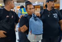 Hermanto alias Gondrong pelaku pembunuhan di kawasan Jodoh saat tiba di Bandara Hang Nadim Kota Batam, Kamis (25/7/2024). Matapedia6.com/ Luci