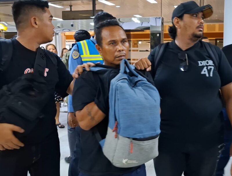 Hermanto alias Gondrong pelaku pembunuhan di kawasan Jodoh saat tiba di Bandara Hang Nadim Kota Batam, Kamis (25/7/2024). Matapedia6.com/ Luci