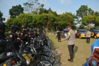 Karo Ops Polda Kepri Kombes Pol Ulami Sudjaja, melakukan pemeriksaan satu persatu kendaraan yang akan digunakan selama Operasi Mantap Praja 2024 di lapangan Utama Polda Kepri, Jumat (26/7/2024). Matapedia6.com/Dok Humas Polda