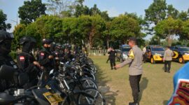 Karo Ops Polda Kepri Kombes Pol Ulami Sudjaja, melakukan pemeriksaan satu persatu kendaraan yang akan digunakan selama Operasi Mantap Praja 2024 di lapangan Utama Polda Kepri, Jumat (26/7/2024). Matapedia6.com/Dok Humas Polda