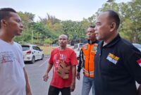 Petugas parkir tidak berseragam bersitegeng dengan kepala Dishub Kota Batam di salah satu lokasi di Sekupang, Jumat (26/7/2024).Matapedia6.com/Luci