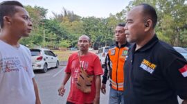 Petugas parkir tidak berseragam bersitegeng dengan kepala Dishub Kota Batam di salah satu lokasi di Sekupang, Jumat (26/7/2024).Matapedia6.com/Luci