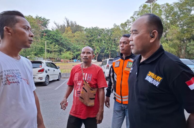 Petugas parkir tidak berseragam bersitegeng dengan kepala Dishub Kota Batam di salah satu lokasi di Sekupang, Jumat (26/7/2024).Matapedia6.com/Luci