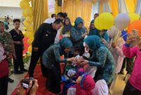 Gubernur Kepulauan Riau (Kepri), Ansar Ahmad memantau pemberian imunisasi polio kepada anak di Gedung Olah Raga Demang Lebar Daun Kijang, Kabupaten Bintan, Jumat (26/7/2024).Matapedia6.com/Diskominfo