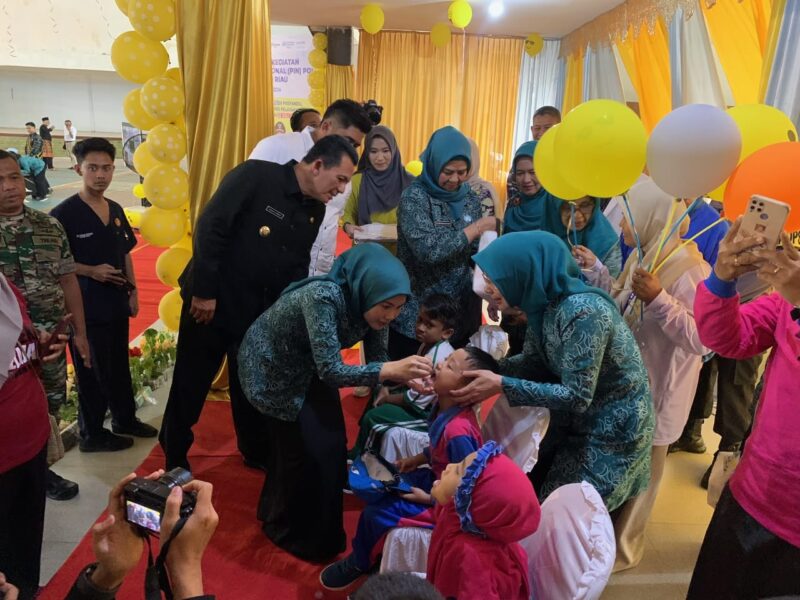 Gubernur Kepulauan Riau (Kepri), Ansar Ahmad memantau pemberian imunisasi polio kepada anak di Gedung Olah Raga Demang Lebar Daun Kijang, Kabupaten Bintan, Jumat (26/7/2024).Matapedia6.com/Diskominfo