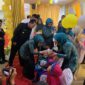 Gubernur Kepulauan Riau (Kepri), Ansar Ahmad memantau pemberian imunisasi polio kepada anak di Gedung Olah Raga Demang Lebar Daun Kijang, Kabupaten Bintan, Jumat (26/7/2024).Matapedia6.com/Diskominfo