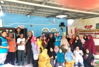 Petugas PLN Batam door to door sosialisasi ke masyarakat, Sabtu (27/7). Foto:Dok/Humas PLN
