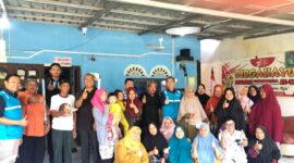 Petugas PLN Batam door to door sosialisasi ke masyarakat, Sabtu (27/7). Foto:Dok/Humas PLN