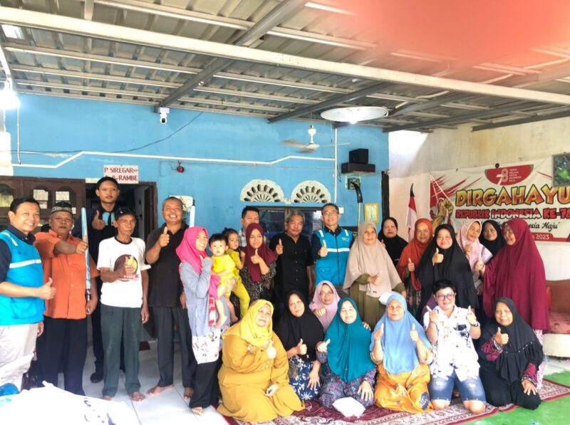 Petugas PLN Batam door to door sosialisasi ke masyarakat, Sabtu (27/7). Foto:Dok/Humas PLN