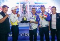 Sekdaprov Adi Prihantara serahkan piala bergilir juara umum Popda Provinsi Kepri kepada Sekda Kota Batam Jefridin Hamid, Sabtu (27/7/2024). Matapedia6.com/Diskominfo