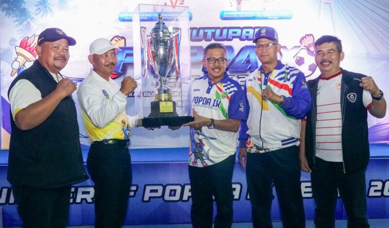 Sekdaprov Adi Prihantara serahkan piala bergilir juara umum Popda Provinsi Kepri kepada Sekda Kota Batam Jefridin Hamid, Sabtu (27/7/2024). Matapedia6.com/Diskominfo