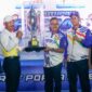Sekdaprov Adi Prihantara serahkan piala bergilir juara umum Popda Provinsi Kepri kepada Sekda Kota Batam Jefridin Hamid, Sabtu (27/7/2024). Matapedia6.com/Diskominfo