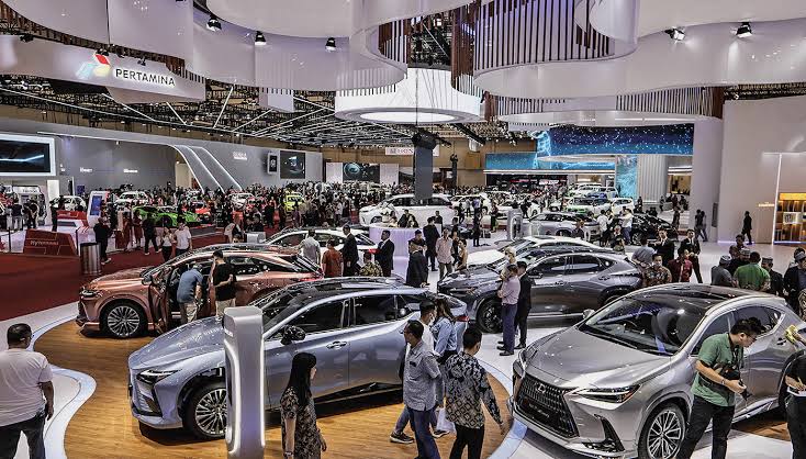 Pengunjung memadati lokasi pameran Gaikindo Indonesia International Auto Show (GIIAS) 2024, ICE BSD, Tangerang. Matapedia6.com/ Istimewa