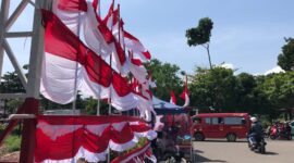 Jelang kemerdekaan Republik Indonesia pedagang pernak penik kemerdekaan mulai ramai di Batam. Matapedia6.com/ Luci