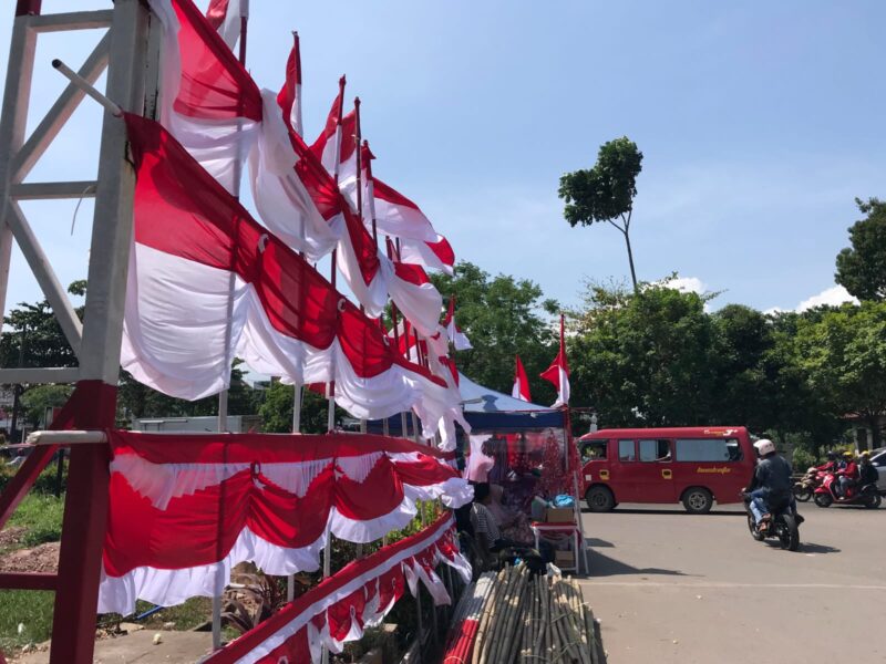 Jelang kemerdekaan Republik Indonesia pedagang pernak penik kemerdekaan mulai ramai di Batam. Matapedia6.com/ Luci