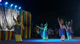 Penampilan peserta dalam pagelaran Budaya Dendang Piwang yang dilaksanakan Dinas Pendidikan dan Kebudayaan yang digelar di Lapangan Astaka MTQ, Kecamatan Pulau Tiga. Minggu (28/7/2024). Matapedia6.com/Diskominfo