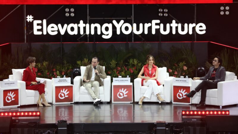 Direktur Digital Business Telkom Indonesia, Fajrin Rasyid (dua dari kiri); Artist & Sociopreneur, Cinta Laura (dua dari kanan) dan Founder of VCGamers UpBanx & ModalRakyat, Wafa Taftazani (paling kanan) saat menjadi narasumber dalam sesi Elevating your Future di Tennis Indoor Senayan, Sabtu (27/7). Foto:Telkom