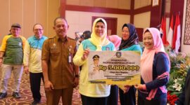 Ketua TP-PKK Provinsi Kepulauan Riau Dewi Kumalasari Ansar, menyerahkan bantuan dana kepada kader posyandu di sela Kegiatan Workshop Peningkatan Kompetensi Kader Posyandu bertempat di Aula Wan Sri Beni, Dompak Tanjungpinang, Senin (29/7/2024). Matapedia6.com/Diskominfo