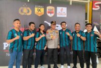 Kapolda Kepri Irjen Pol Yan Fitri Halimansyah foto bersama enam Personel Polda Kepri yang meraih medali emas di ajang Kejuaraan Nasional Karate Piala Kapolri Cup 2024 kategori Internal Polri, Senin (29/7/2024). Matapedia6.com/Dok Humas Polda