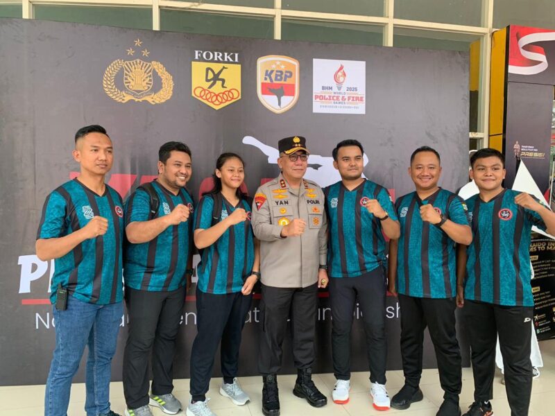 Kapolda Kepri Irjen Pol Yan Fitri Halimansyah foto bersama enam Personel Polda Kepri yang meraih medali emas di ajang Kejuaraan Nasional Karate Piala Kapolri Cup 2024 kategori Internal Polri, Senin (29/7/2024). Matapedia6.com/Dok Humas Polda