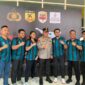 Kapolda Kepri Irjen Pol Yan Fitri Halimansyah foto bersama enam Personel Polda Kepri yang meraih medali emas di ajang Kejuaraan Nasional Karate Piala Kapolri Cup 2024 kategori Internal Polri, Senin (29/7/2024). Matapedia6.com/Dok Humas Polda