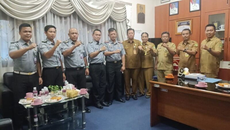 Kalapas Batam bersama Kadisdukcapil, Selasa (30/7). Foto:Dok/Lapas