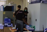 Tim kejaksaan saat melakukan penggeledahan disalah satu ruangan di RSUD EF, Kota Batam, Selasa (30/7/2024). Matapedia6.com/ Luci