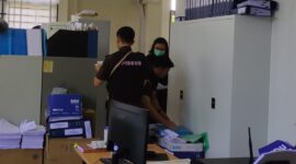 Tim kejaksaan saat melakukan penggeledahan disalah satu ruangan di RSUD EF, Kota Batam, Selasa (30/7/2024). Matapedia6.com/ Luci