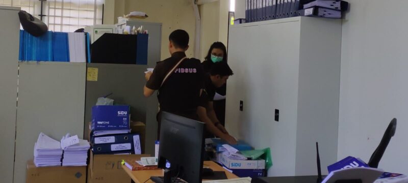 Tim kejaksaan saat melakukan penggeledahan disalah satu ruangan di RSUD EF, Kota Batam, Selasa (30/7/2024). Matapedia6.com/ Luci