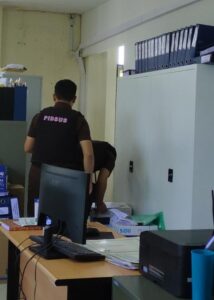 Tim kejaksaan saat melakukan penggeledahan disalah satu ruangan di RSUD EF, Kota Batam, Selasa (30/7/2024). Matapedia6.com/ Luci