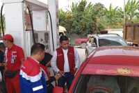 Salah satu mobil isi Pertalite di SPBU Bandara menggunakan QR code, Senin (29/7). Foto:rega/matapedia