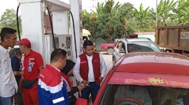 Salah satu mobil isi Pertalite di SPBU Bandara menggunakan QR code, Senin (29/7). Foto:rega/matapedia